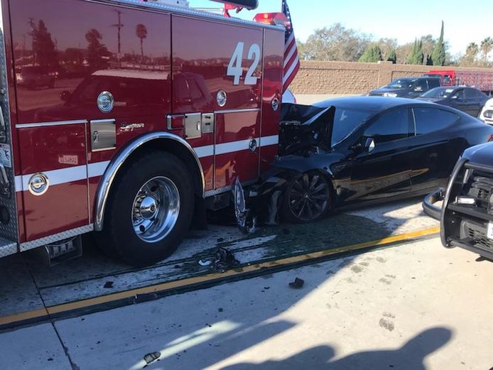 De zelfrijdende auto van Tesla overleefde de klap in Los Angeles niet.