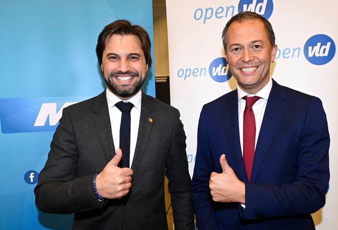 Met een kamerbrede glimlach kwamen de liberale voorzitters Georges-Louis Bouchez (MR) en Egbert Lachaert (Open Vld) naar het feest op de Heizel afgezakt.