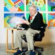 81-jarige kunstenaar David Hockney woont in Los Angeles met zijn entourage en komt de dag door met heel veel sigaretten, maar zonder alcohol