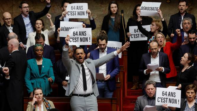 Franse regering drukt omstreden pensioenwet door voordat Kamer stemt, premier uitgejouwd
