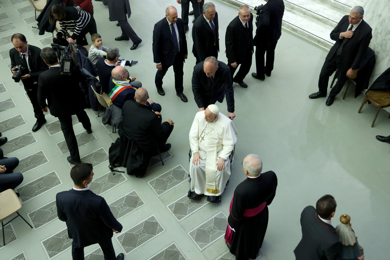 Paus Franciscus staat bekend om zijn eerder progressieve aanpak, maar ook hij wil voorlopig zijn vingers niet aan de afschaffing van het celibaat verbranden. Beeld Getty Images