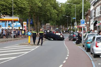 Auto slaat over de kop en beschadigt scooters in Tiel