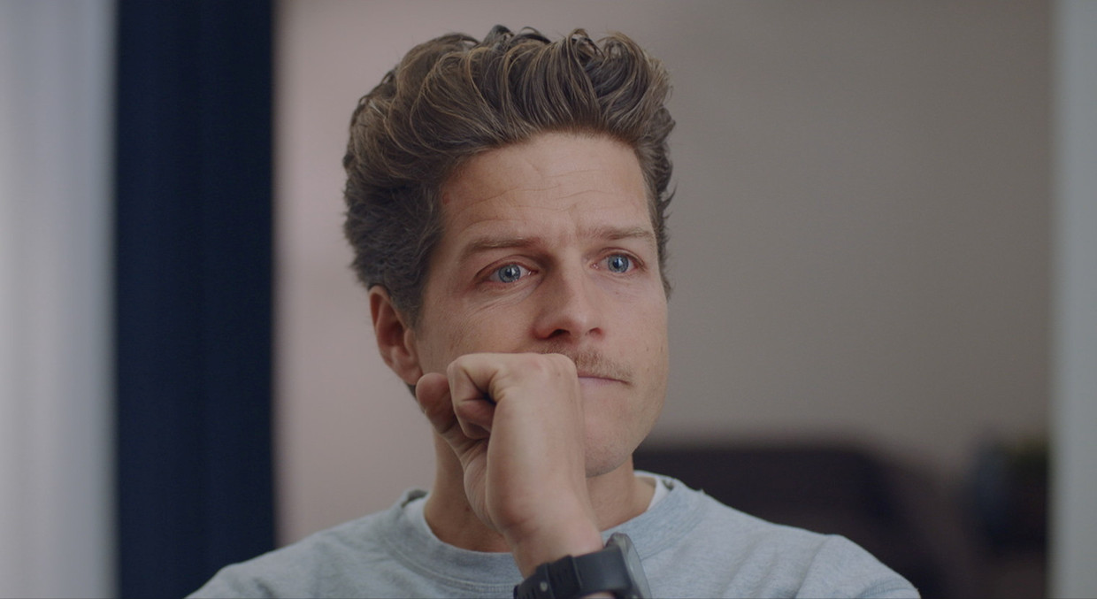 Een ontroerde Bert De Backer in 'Het Scheldepeloton'. Beeld VRT