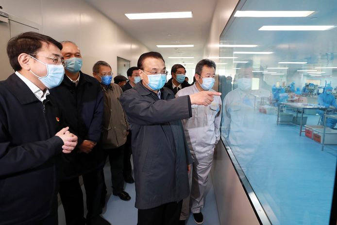 De Chinese premier Li Keqiang tijdens een bezoek aan een productielijn van medisch materiaal in Peking.