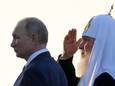 De Russisch-orthodoxe patriarch Kirill (rechts) die hier letterlijk achter president Vladimir Poetin staat
