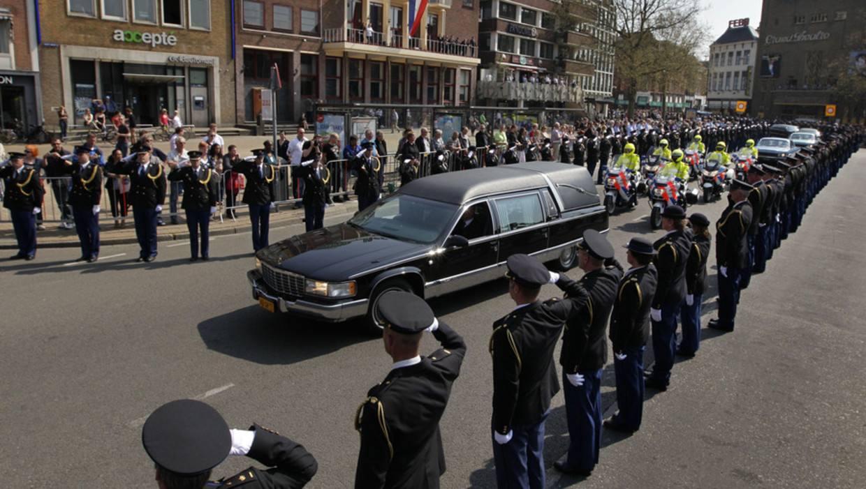 Een erehaag van politiemensen staat in april 2011 langs de route in Groningen als de rouwstoet met het lichaam van politieman Dick Haveman passeert. Beeld ANP