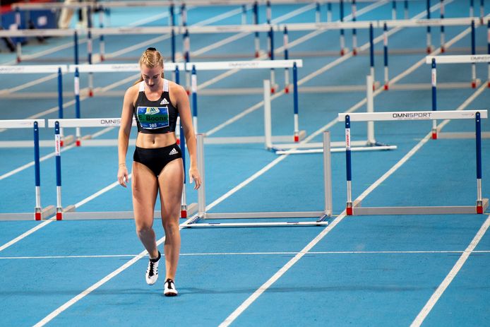 Hordeloopster Eefje Boons buigt het hoofd. Haar lichaam werkt niet mee en ze moet noodgedwongen de jacht op een olympisch ticket staken.