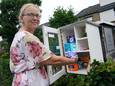 Anita Dokter bij haar afgiftebox voor menstruatieproducten: ,,Ik weet zeker dat er ook in Nijkerk stille armoede heerst. Zeker in de wijk Paasbos waar ik zelf woon.”