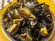 Mossels op Phillipiense wijze, met ui, peterselie, broodkruim, en een flinke klont boter.