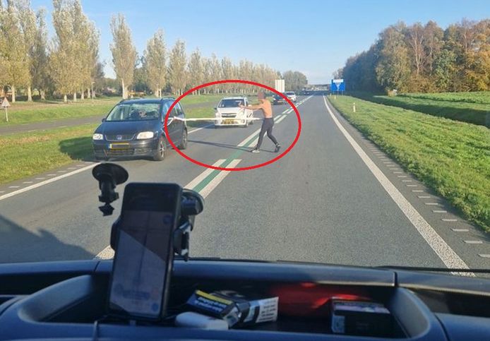 In Nederland is een man opgepakt die met een slagboom rondliep en daarmee insloeg op passerende auto’s.