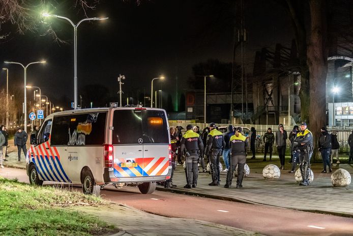 Harde Kern Willem Ii Houdt Op Meerdere Plekken De Wacht In Tilburg Dit Is Onze Stad En Die Laten We Niet Vernielen Rellen Avondklok Ad Nl