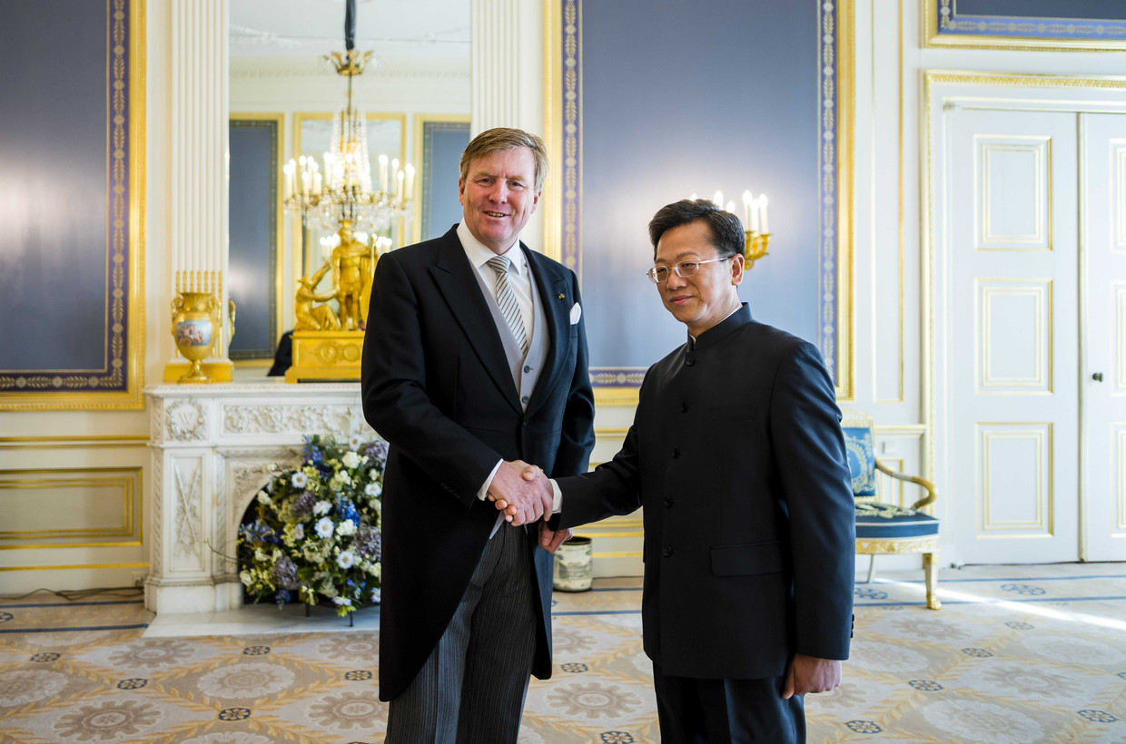 Mei 2019, koning Willem-Alexander ontvangt, ter overhandiging van zijn geloofsbrieven, de ambassadeur van de Volksrepubliek China, Xu Hong, op Paleis Noordeinde in Den Haag. Beeld ANP