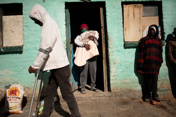 Bewoners van het Zuid-Afrikaanse dorp Nieu Bethesda kampen met de gevolgen van de coronacrisis, die extra hard aankomt in combinatie met aanhoudende droogte en economische achteruitgang in de regio.