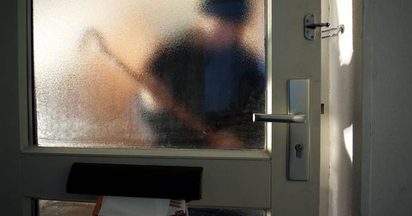 Inbreker dringt woning in Den Ham binnen met reservesleutel en laat ...