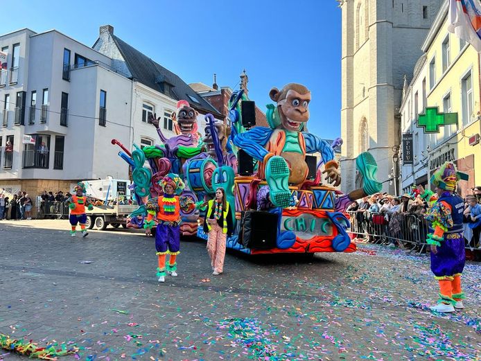 De kleurrijke zondagstoet van carnaval Halle trok onder een stralende zon over de Grote Markt.
