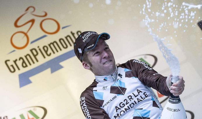 Jan Bakelants viert zijn overwinning in de Ronde van Piemonte.