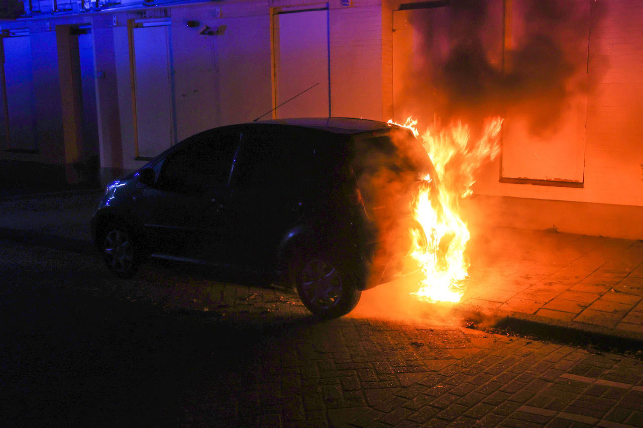 Autobrand in Eindhoven, voertuig vermoedelijk aangestoken Foto ed.nl