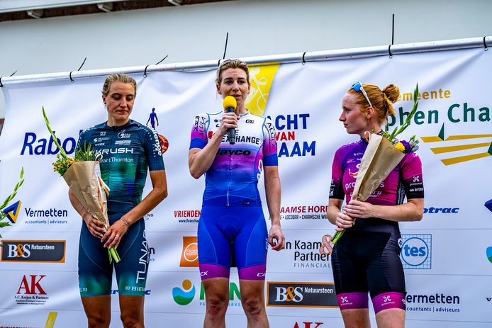 Nina Kessler won de vrouwenkoers. Anneke Dijkstra (links) werd tweede, de derde plaats was voor Susanne Meistrok (rechts).
