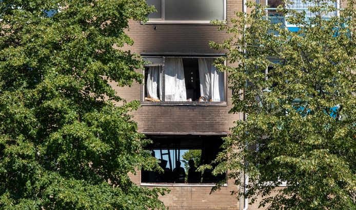 De explosie in de flat volgde op een brand die door onbekende oorzaak is ontstaan.
