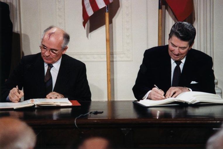 Ronald Reagan en Michail Gorbatjov ondertekenen het INF-verdrag, 1987. Beeld  