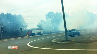 Uitgerukte brandweerwagen vat zelf vlam