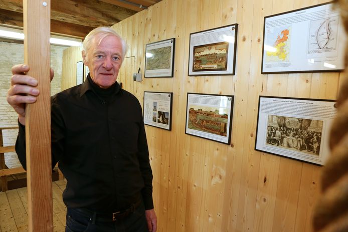 Ed Giskes van de  Werkgroep Vesting Gorinchem bij de expositie in molen De Hoop eerder dit jaar.