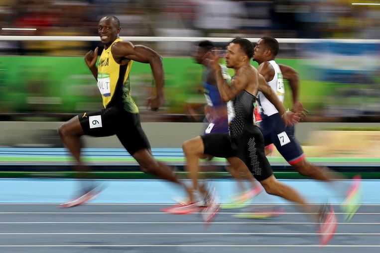 Usain Bolt snelt voor de concurrentie uit. Beeld Getty Images