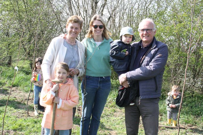 Veerle (36) met haar ouders Karolien Destrooper (62) en burgemeester Lode Morlion (61) en de kinderen Irene (7) en Jeroom (2).