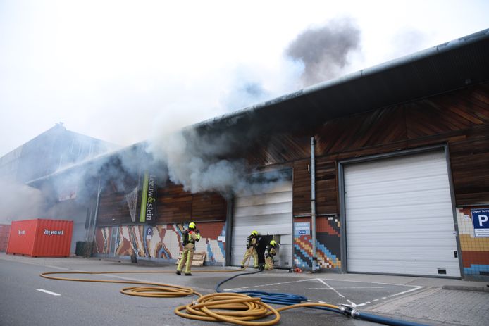 Rond 16:45 uur is er brand uitgebroken in de JYSK aan de Leeuwenstein in Delft.