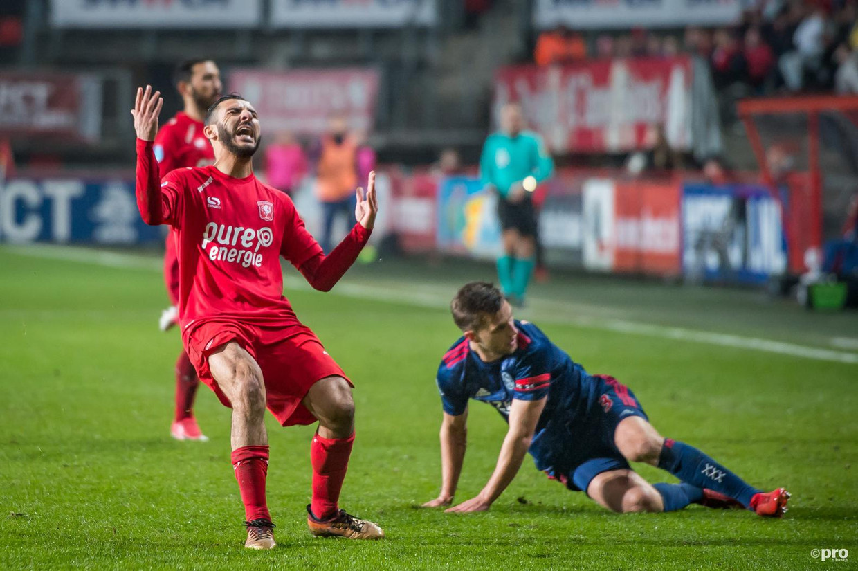 De frustratie is groot bij Assaidi als hij het duel met Veltman niet weet te winnen en zo een kans verloren ziet gaan. Beeld ProShots