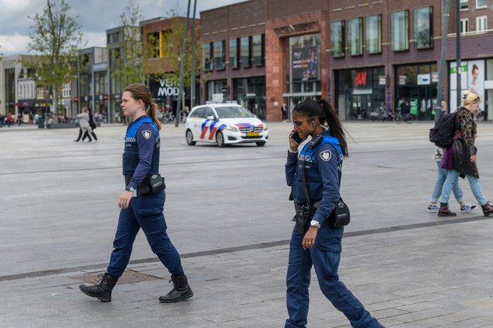 Handhaver Robina (rechts) en Liz van de gemeente Enschede.
