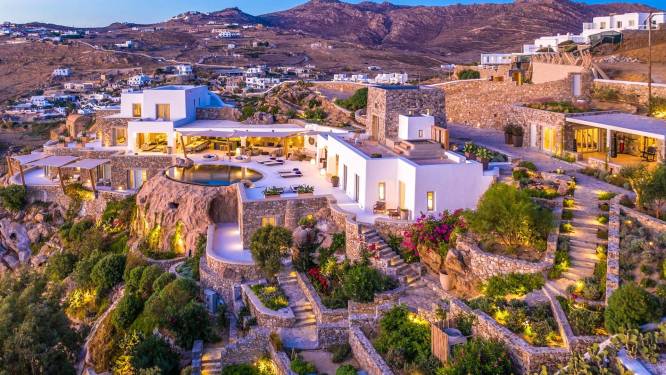 Deze magische Griekse villa huur je vanaf 15.000 euro per nacht maar je krijgt er wel heel veel voor in de plaats