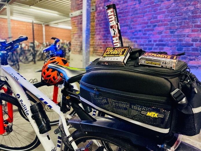 De politie van Sint-Niklaas toont het illegaal vuurwerk dat afgelopen vrijdag in beslag werd genomen bij drie minderjarigen.