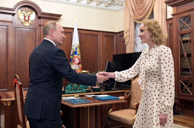 Президент России Владимир Путин обменялся рукопожатием с уполномоченным по правам детей Марией Лавовой-Беловой в марте прошлого года.  Изображение предоставлено АНП/АФП.