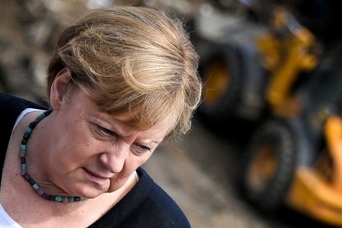 Angela Merkel dans le village sinistré de Schuld, dans le land de Rhénanie-Palatinat, ce dimanche.