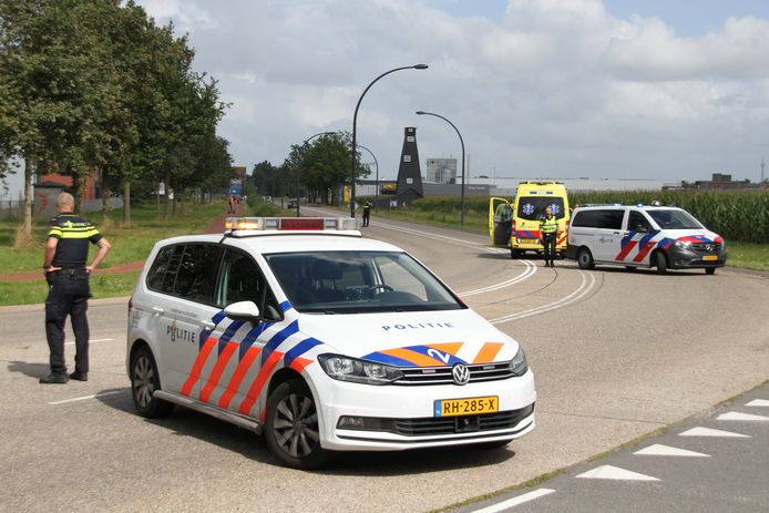 De politie heeft een weghelft afgesloten.