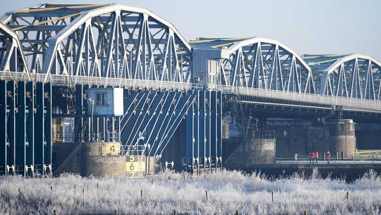 Thompsonbrug bij Grave. De stuw bij de burg is beschadigd na een aanvaring door een binnenvaartschip in dichte mist. Beeld anp