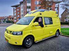 Hans (57) rijdt rond in een ex-ambulance: ‘Mensen komen hun huis soms uit om te checken of alles oké is’