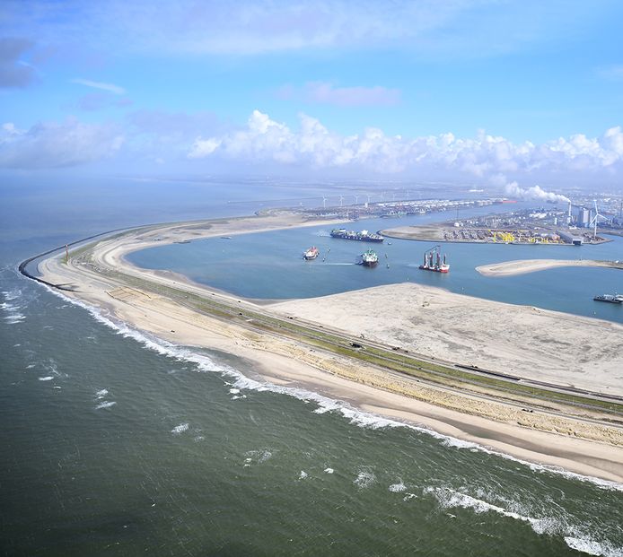 Eneco wil een windmolenpark bouwen op de Tweede Maasvlakte. Een deel van de molens komt op dit strand.