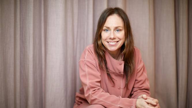 Actrice Lottie Hellingman over single moederschap: ‘Voel me onzeker tussen ouders op schoolplein’