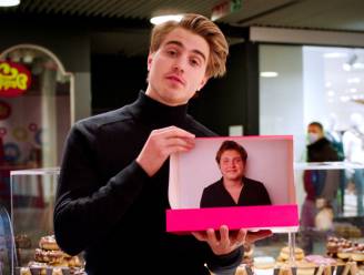 Hij zingt elke dag op school, nu mag hij het 'The Voice Kids'-podium op: Maksim verrast Sofian met ticket voor auditie