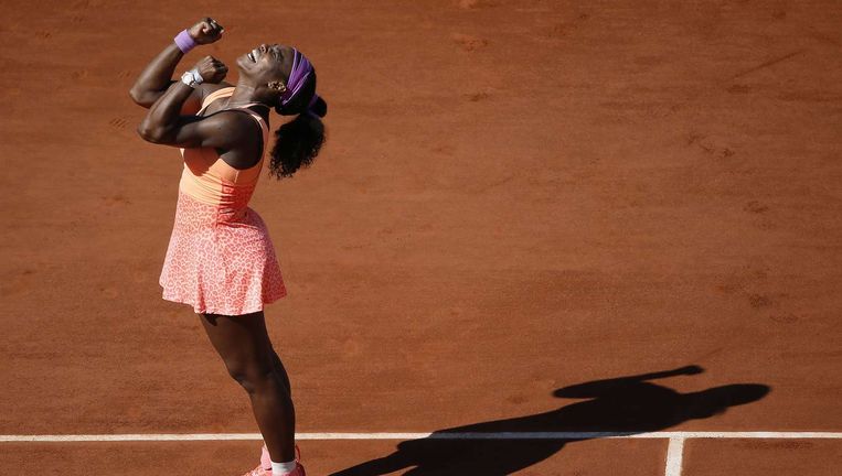 Serena Williams viert haar overwinning op Lucie Safarova. Ze serveerde als een kerel, met opslagen van 202 kilometer per uur. Beeld AFP