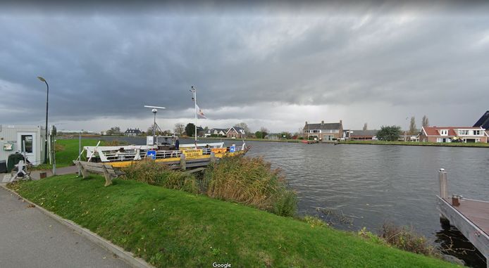 Veerpont Nessersluis die de verbinding over de Amstel onderhoudt.