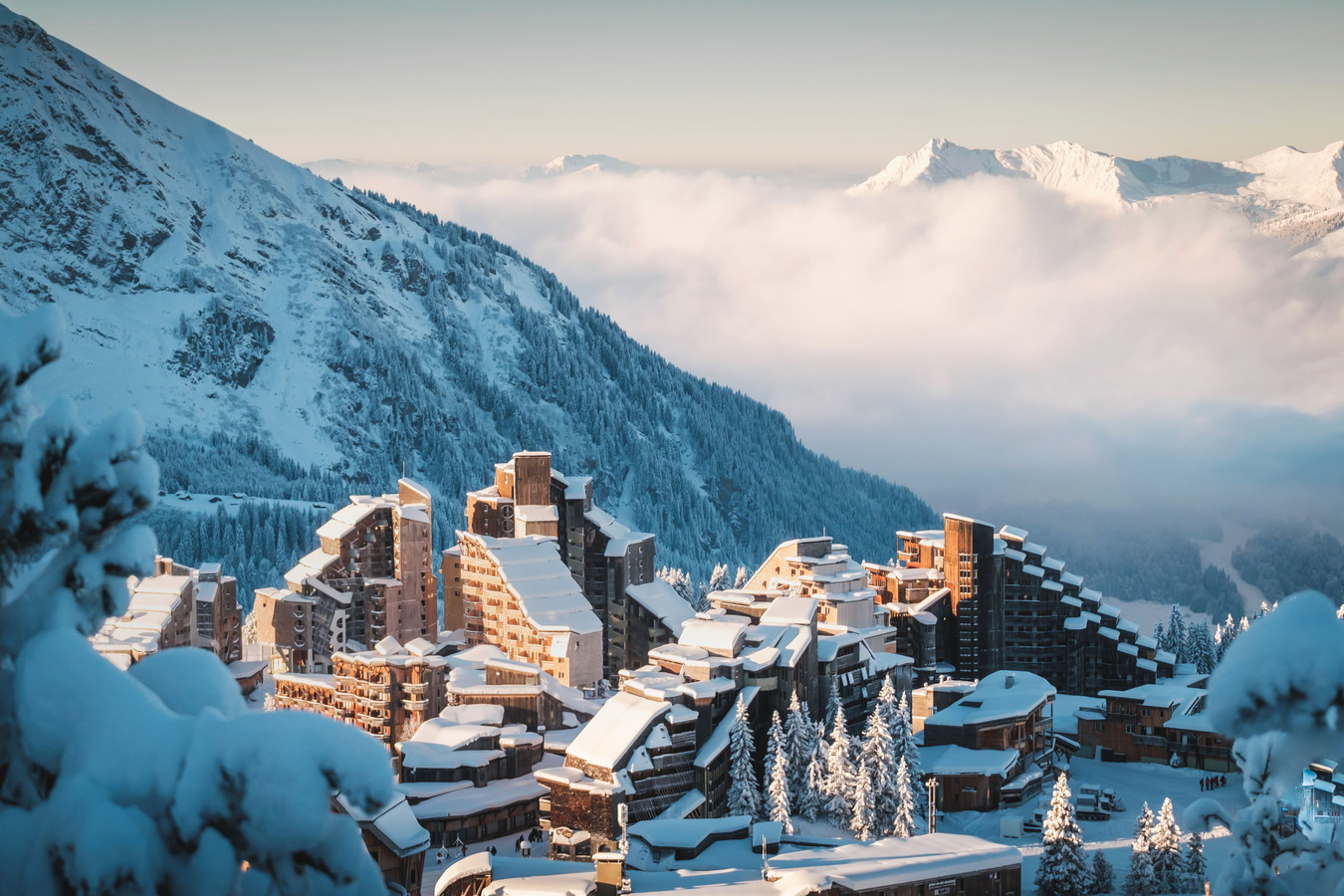 La station de ski d'Avoriaz, située à 1.800 mètres d'altitude, se fond parfaitement dans la montagne.