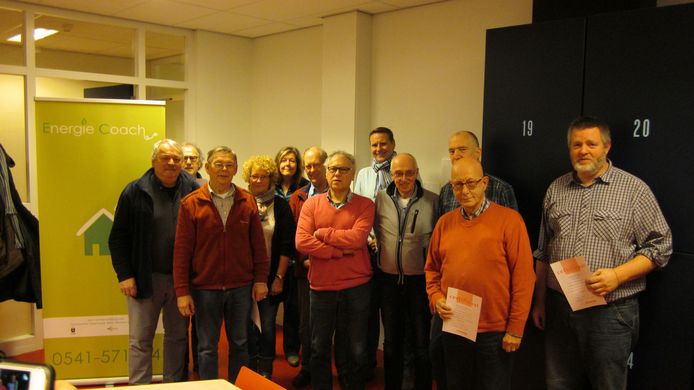 Twaalf van de dertien energiecoaches die de Oldenzalersde komende twee jaar gaan helpen energie te besparen.