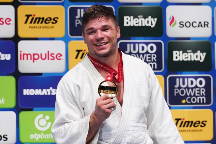 Noël van ’t End met zijn gouden medaille op de WK judo in Tokio.