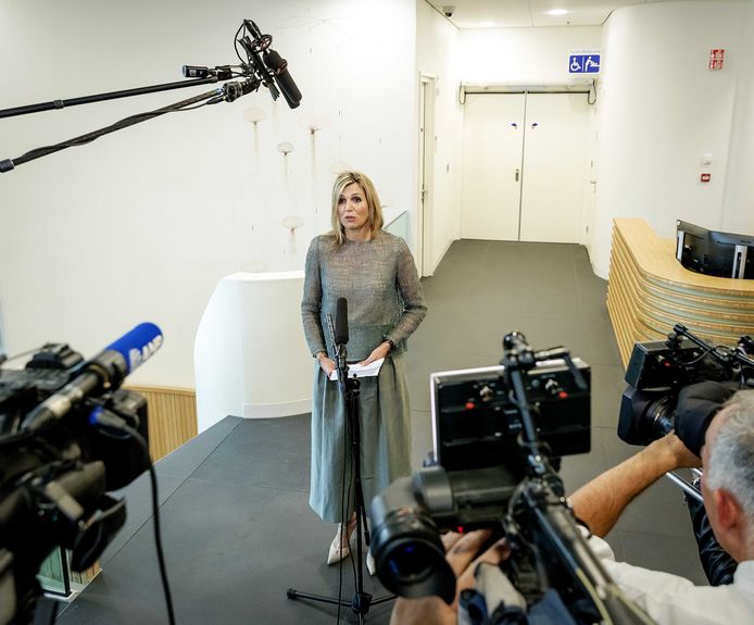 Koningin Máxima geeft een statement over het overlijden van haar zus na een werkbezoek aan het Protonentherapiecentrum in Groningen. Het is het eerste publieke optreden van de vorstin na het overlijden van haar zus Ines