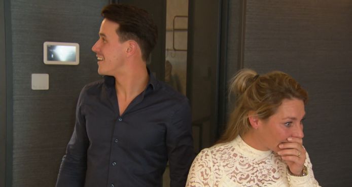 Bengt en Priscilla komen hun nieuw ingerichte woning binnen.