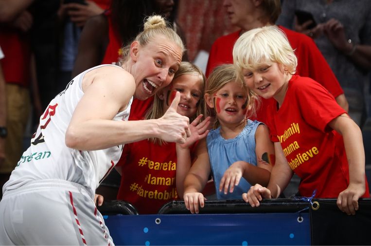 ‘De kinderen weten intussen dat onze relatie voor sommige godsdiensten een issue is, maar we leren ze daar respect voor te hebben.' (Foto: Ann met Lou (9), Dree (6) en Vince (9).) Beeld BELGAIMAGE