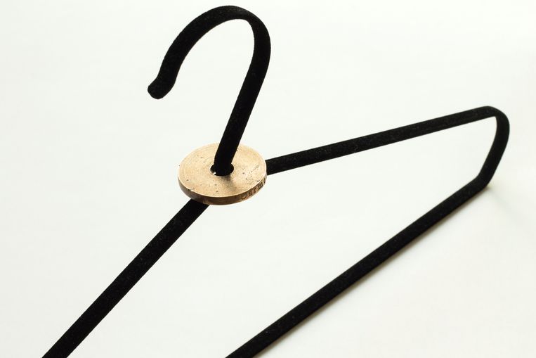 Ontwerper Carmen Brio vind dat we wel wat meer aandacht mogen besteden aan onze naderende dood. Haar bronzen ‘Bringing death back to life’-ring is bedoeld om een kledinghanger mee te markeren, waarop een laatste outfit alvast klaar gehangen kan worden in de kast, € 155. 
carmenbrio.com Beeld 